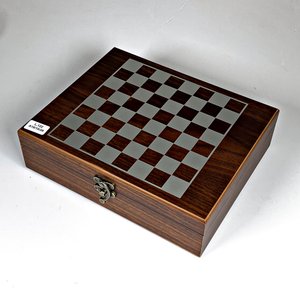 Set de Ajedrez, Dados, Cartas de Poker y Petaca - imagen 6