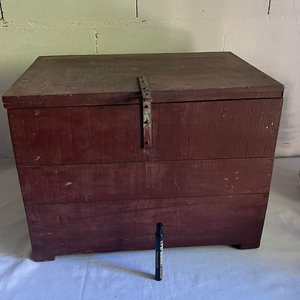 Lote anterior: Baúl de Madera Antiguo con Herrajes Metálicos