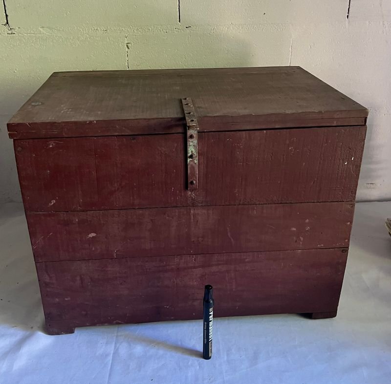 Baúl de Madera Antiguo con Herrajes Metálicos
