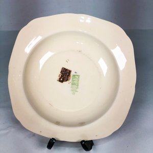 Plato de Porcelana Inglesa Beige con Flores y Borde Dorado - imagen 4