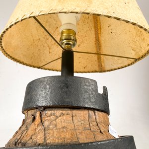 Lámpara de Mesa Rústica de Hierro y Madera de Carreta - imagen 3