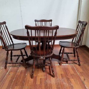 Lote anterior: Juego de Comedor Clásico: Mesa Oval y 4 Sillas de Madera Lustrada