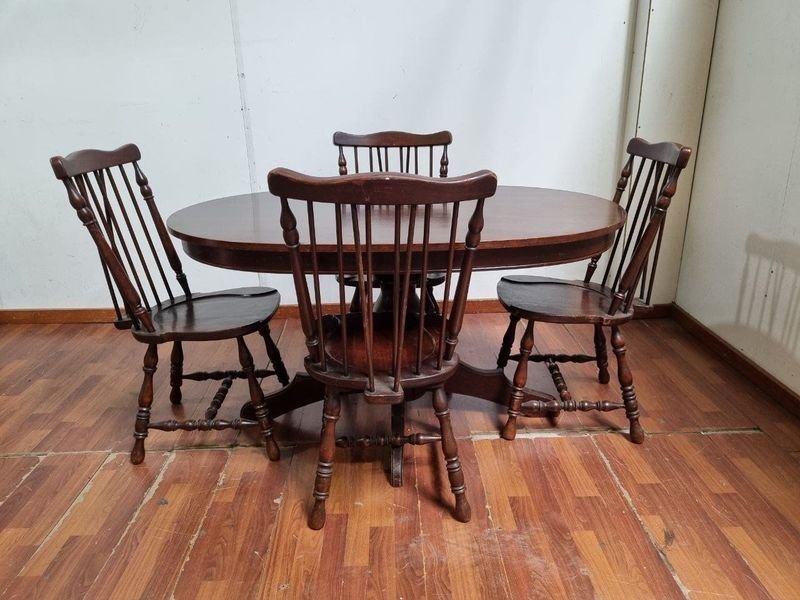 Juego de Comedor Clásico: Mesa Oval y 4 Sillas de Madera Lustrada