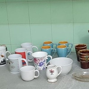 Lote siguiente: Conjunto de Tazas, Jarros, Vasos, Jarra y Condimentero