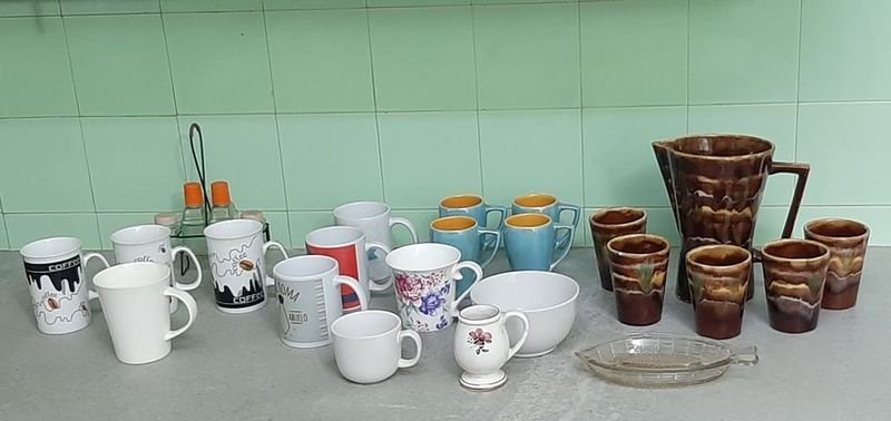 Conjunto de Tazas, Jarros, Vasos, Jarra y Condimentero