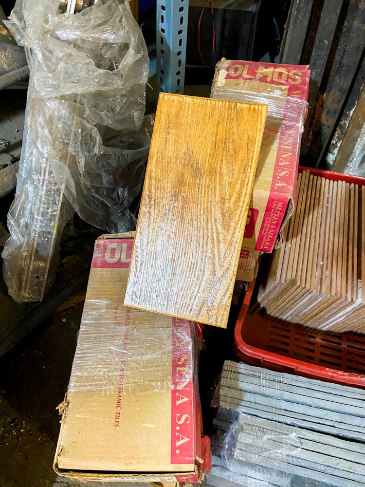 Cinco cajas de cerámica y paquetes sueltos - imagen 2