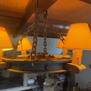 Lámpara Rústica con Rueda de Carro - Madera y Hierro - imagen 3