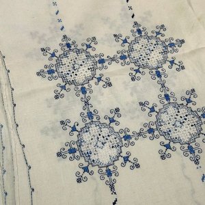 Mantel Blanco con Bordado Azul y Servilletas - imagen 6