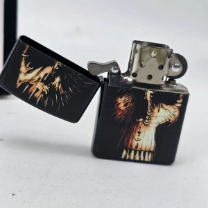 Encendedor Negro con Diseño de Calavera Estilo Zippo - imagen 1