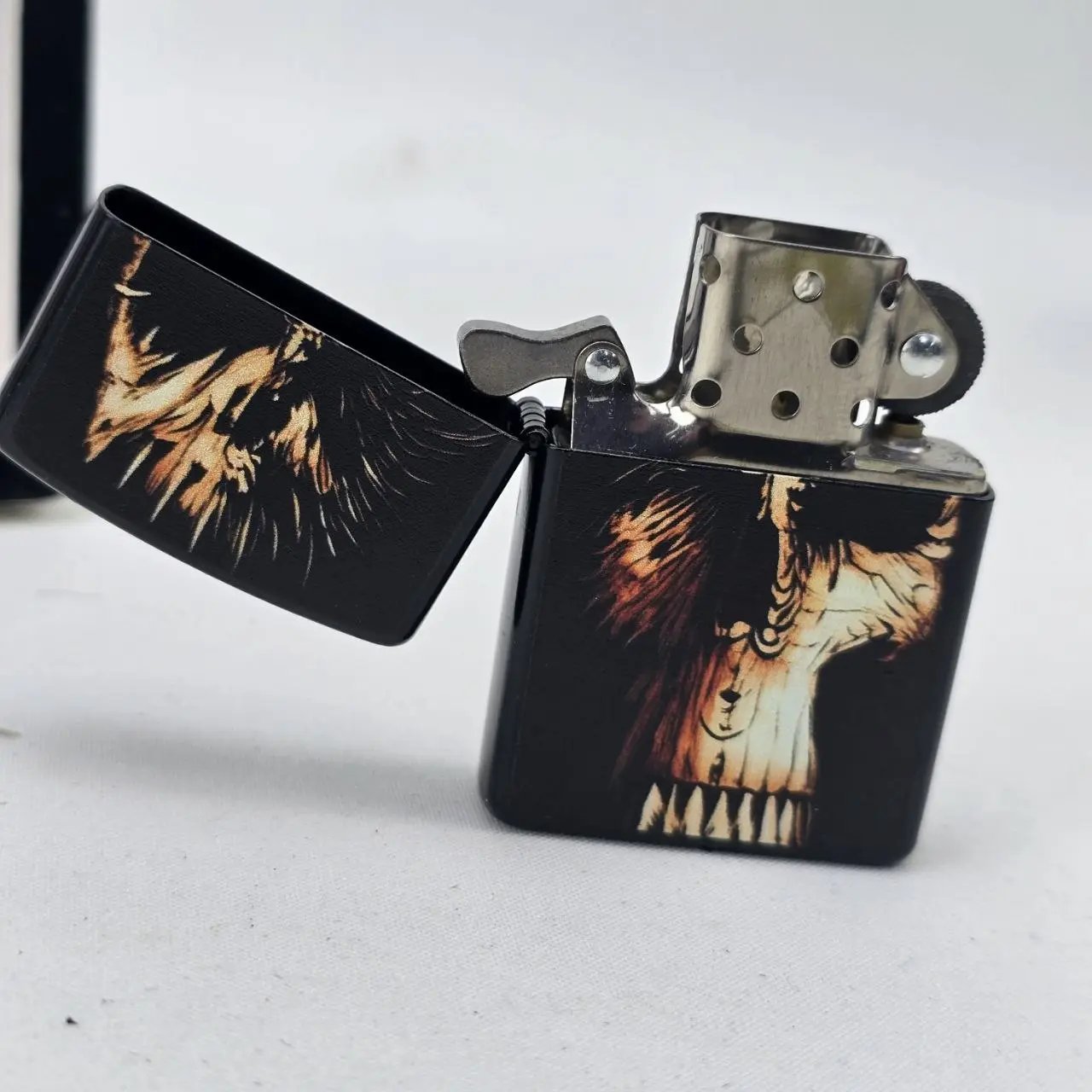 Encendedor Negro con Diseño de Calavera Estilo Zippo