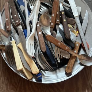 Lote siguiente: Bandeja con Cubiertos Variados de Metal y Plástico