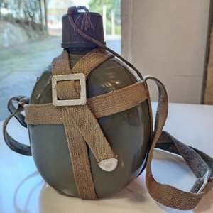 Cantimplora Militar Metálica Guerra Fría con Arnés y Tapa China - imagen 2