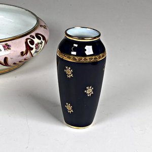 Tres Piezas de Porcelana Limoges: Centro, Florero y Perfumero Vintage - imagen 4
