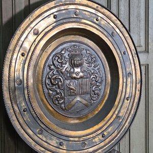 Plato de Bronce Repujado con Escudo Heráldico, 65 cm Diámetro - imagen 3