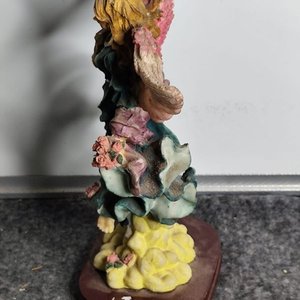 Figura de Ángel en Resina con Base de Madera - imagen 2