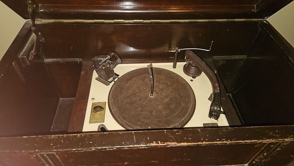 Tocadiscos modelo Carrard: Un reproductor de discos vintage en excelente estado - imagen 8