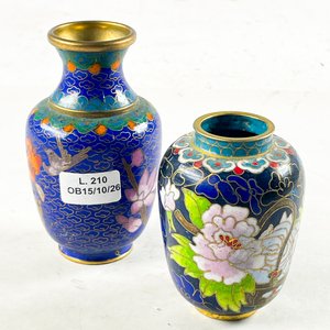 Lote anterior: Dos Floreros Chinos Bronce Cloisonné Azul Floral 8 y 10.5 cm