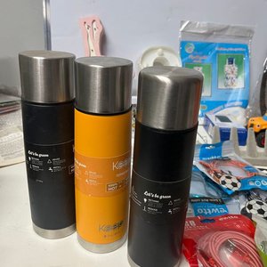 Lote Variado: 3 Termos de Acero Inoxidable, Cargador, Auriculares y Más - imagen 2