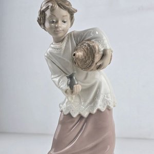 Figura Nao de Porcelana Española: Niña con Cesto y Jarrita - imagen 4