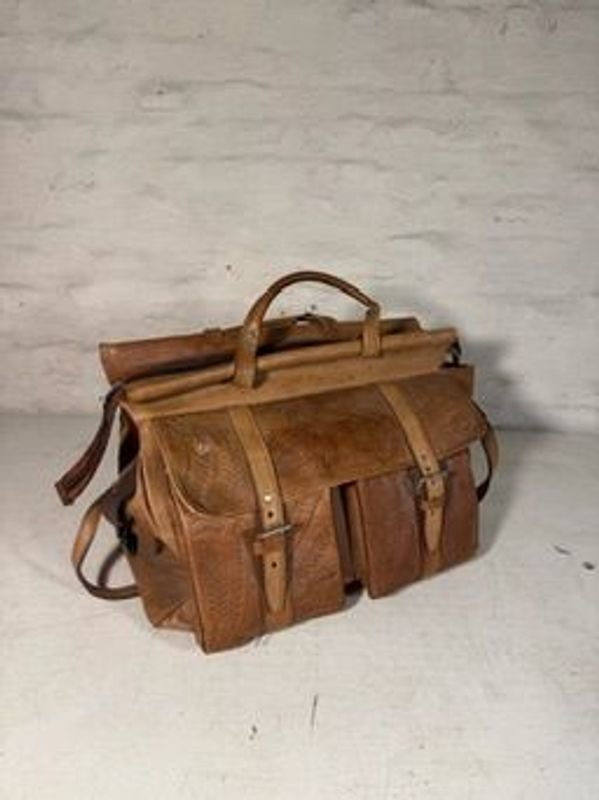 Bolso de Cuero Vintage con Grabados y Correas