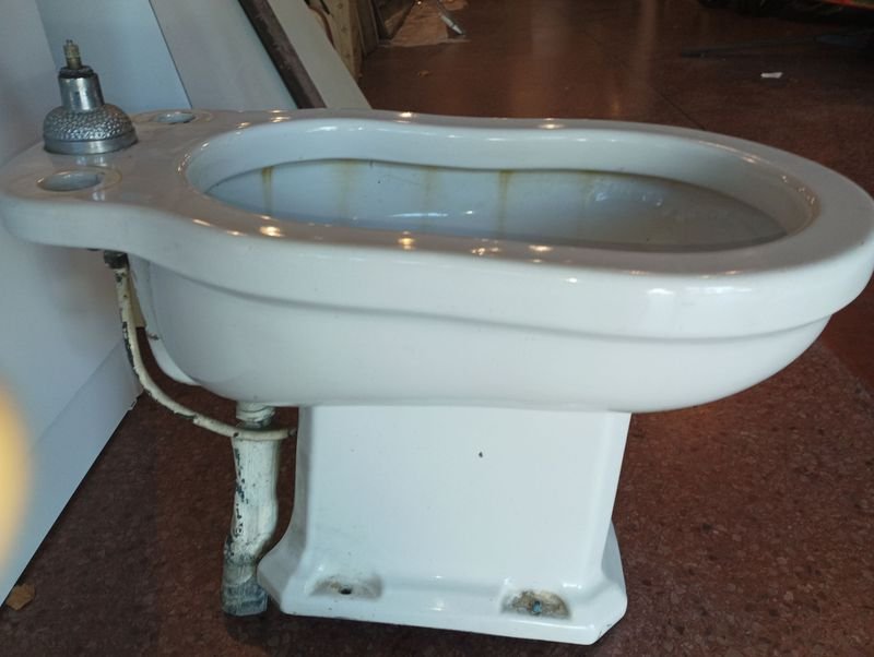 Bidet de Porcelana Blanca con Espillito de Plata - imagen 3