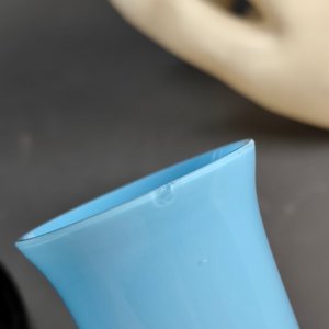 Juego de Cristalería Celeste y Negro: Botellón, 2 Copitas y Bandeja - imagen 9