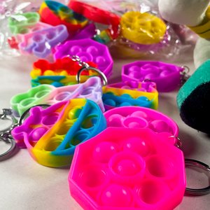 Lote de Mochilas, Peluches y Llaveros con Pop It - imagen 4