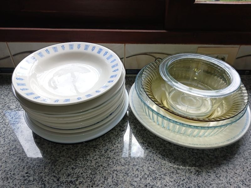 Lote de 14 Platos de Cerámica con Borde Azul y 4 Piezas de Vidrio