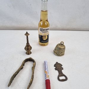 L 030 - Varias Piezas - Atractivo lote de objetos decorativos y utilitarios, incluyendo cascanueces, campanilla y abrebotellas con diseño singular - imagen 2