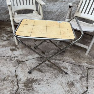 Lote de 2 Reposeras Blancas de PVC y Mesa Plegable con Cerámica - imagen 3
