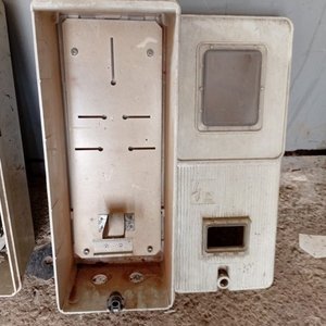 Lote siguiente: 3 Tableros Eléctricos y 1 Medidor de Luz