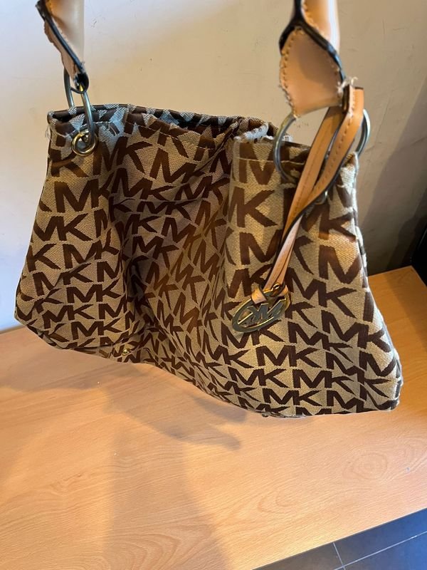Lote anterior: Cartera Grande Michael Kors Original de Tela y Cuero Nueva
