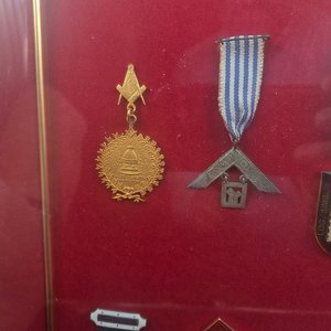 Cuadro con 10 Medallas Masónicas Diversas - imagen 7