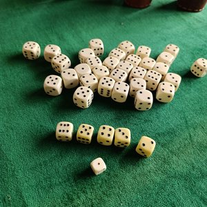 Paño para Juegos de Algodón con 6 Vasos Forrados en Cuero y 38 Dados - imagen 8