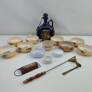 Lote anterior: Conjunto de 17 Piezas: Jarra Licorera Buchanan's, Rallador Vintage, Matacandelas y Cuencos Pintados a Mano