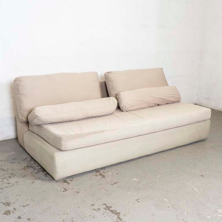 Sofá Bajo Tapizado en Tela Beige con Almohadones