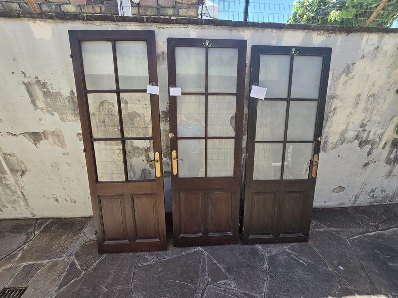 Puertas interiores de cedro con marcos