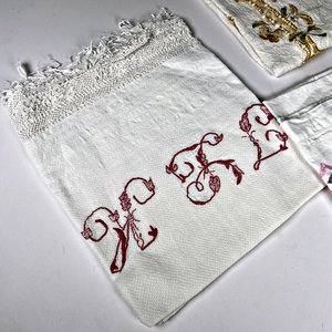 Lote de Cinco Toallas Blancas Bordadas con Flecos y Monogramas - imagen 5