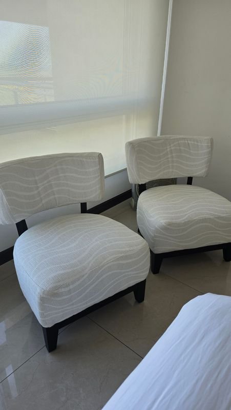 Sillones redondos tapizados de tela blanco - imagen 1