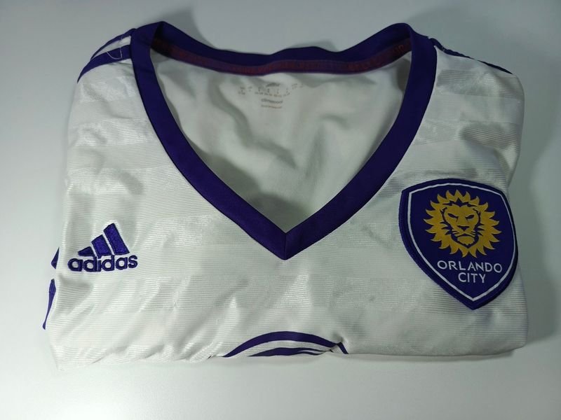 Lote siguiente: Camiseta de fútbol Adidas del club Orlando City