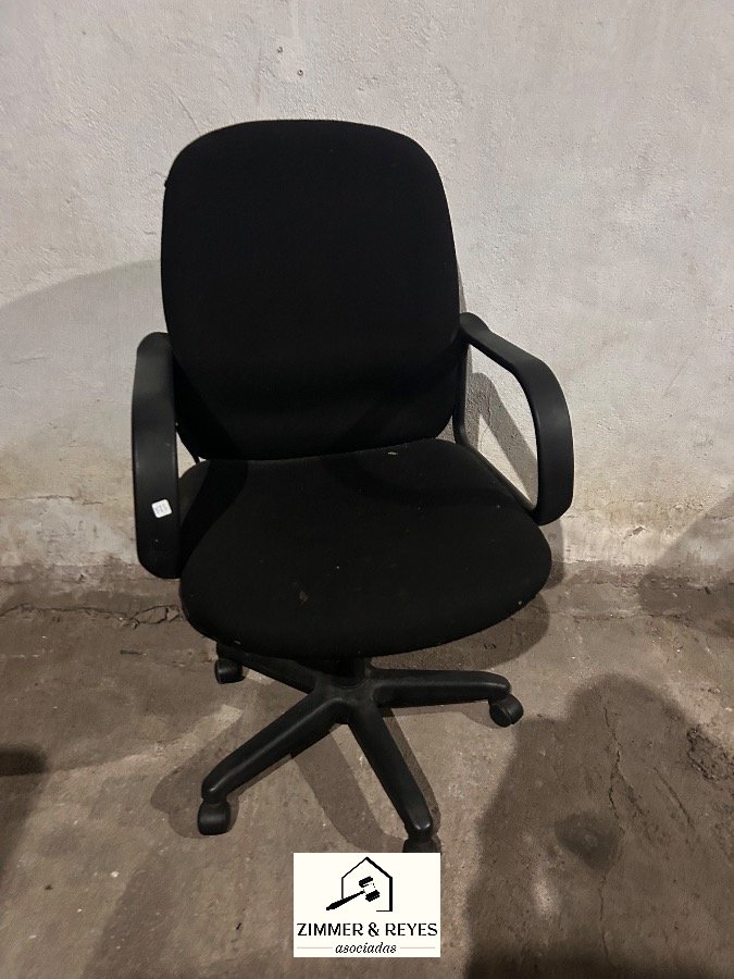 Silla de Oficina Negra Giratoria con Brazos