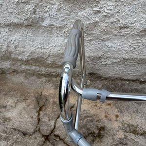 Andador Plegable Metálico y Bastón de Madera - imagen 5