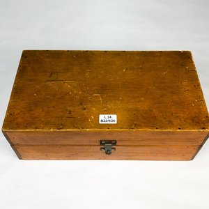 Lote siguiente: Caja de Madera con Aparato de Medición Vintage