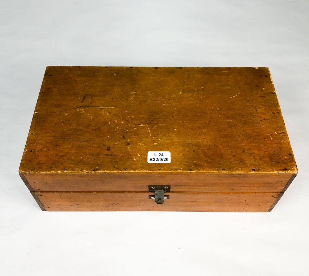 Caja de Madera con Aparato de Medición Vintage