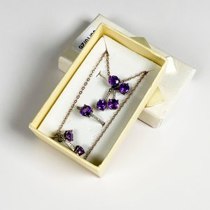 Conjunto de Joyería de Plata con Piedras Moradas: Anillo, Dije y Caravana - imagen 2