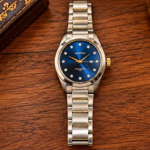 Reloj Armitron Elegante Esfera Azul Zafiro con Índices Brillantes y Detalles Dorados - imagen 2
