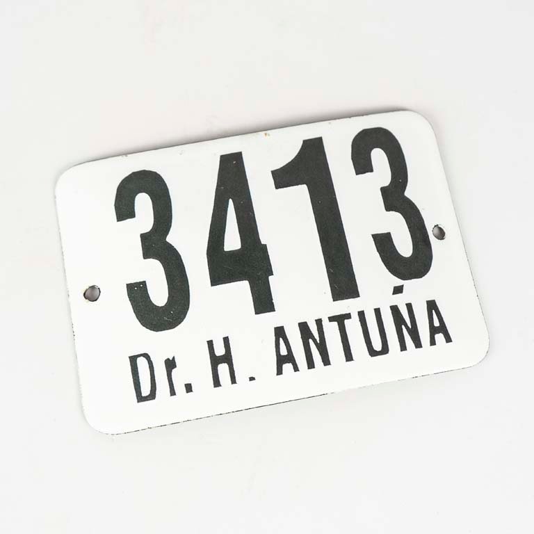 Lote siguiente: Cartel de chapa esmaltado para puerta Dr. H. Antuña