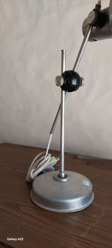 Lámpara de mesa con base de metal y brazos de soporte - imagen 3