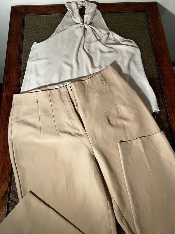 Conjunto Blusa Beige Gasa y Seda con Pantalón Clásico Cortell Talle 44