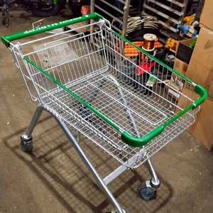 Lote siguiente: Carro de Supermercado Verde con Ruedas